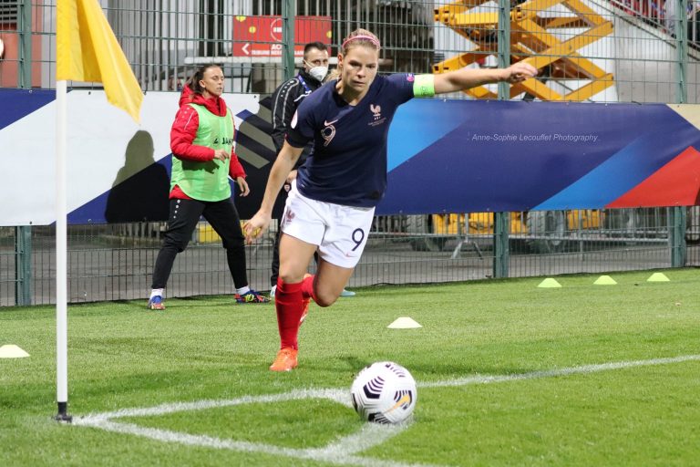 Eugénie Le Sommer chasse le record de buts en sélection de Marinette Pichon