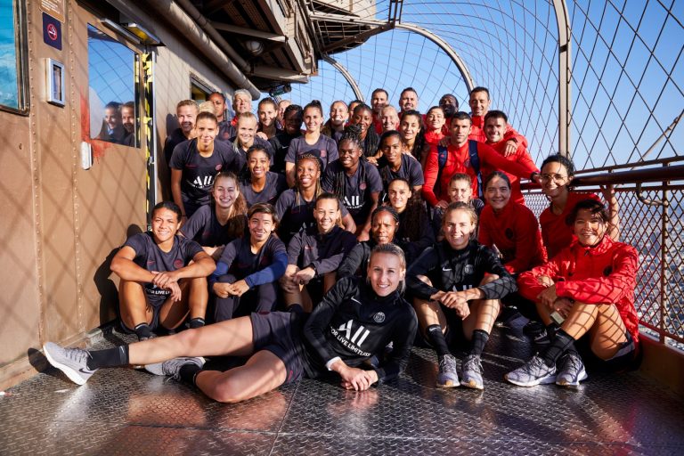 Les joueuses du PSG s’entraînent dans la Tour Eiffel