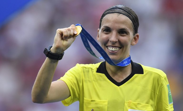 Stéphanie Frappart a écrit l'histoire en devenant la première femme à arbitrer un match de Ligue des champions masculin (Juventus-Dynamo Jiev).