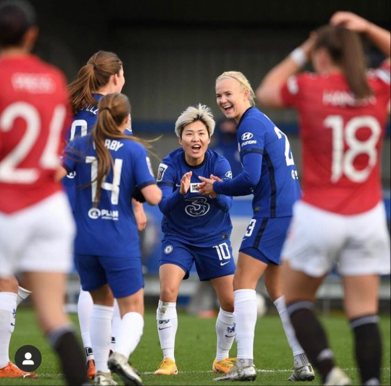 Chelsea domine Manchester United et s'empare de la première place.