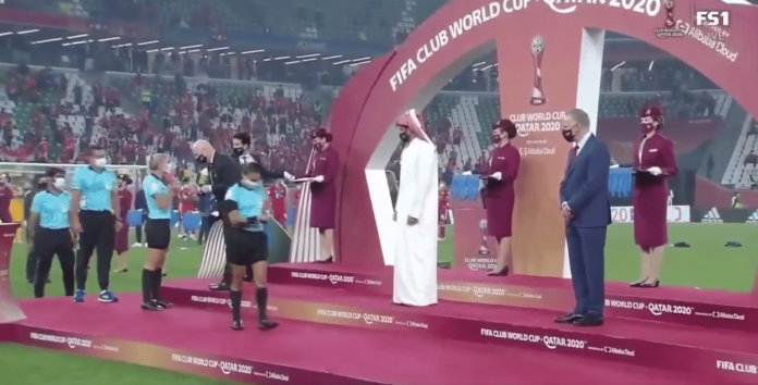 Un cheikh du Qatar refuse de serrer la main aux arbitres féminines lors du Mondial des clubs.