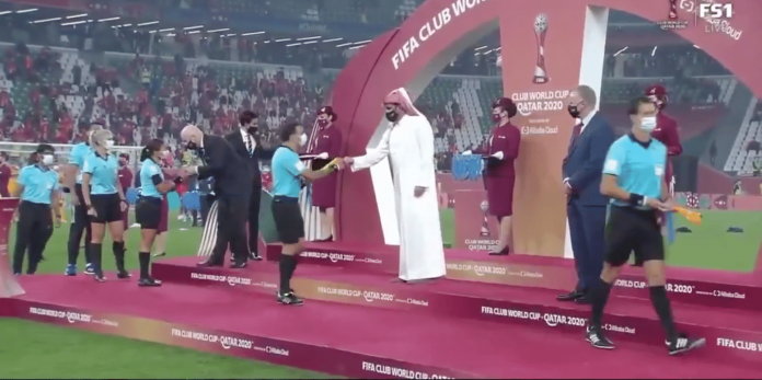 La fifa a réagi à la polémique entre le cheikh du Qatar et les arbitres féminines lors du Mondial des clubs.
