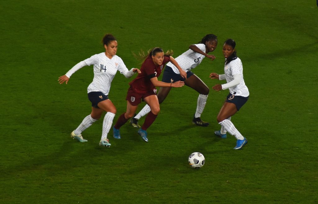 Fran Kirby s'échappe face à trois joueuses françaises lors de France-Angleterre le 9 avril 2021. Elle marque le seul but de son équipe ce soir-là. ©Jérôme Flury