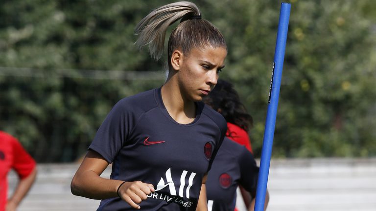 composition PSG avec Léa Khelifi