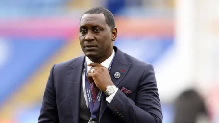 Leicester féminine avec Emile Heskey