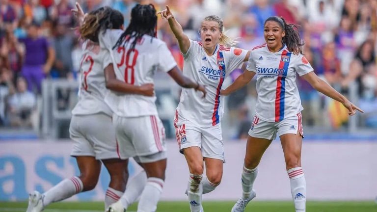 Delphine Cascarino et Ada Hegerberg soutiennent Wendie Renard avec les Bleues