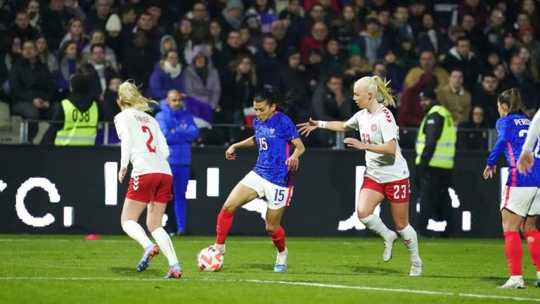 Kenza Dali et Charlotte Bilbault après le match des Bleues