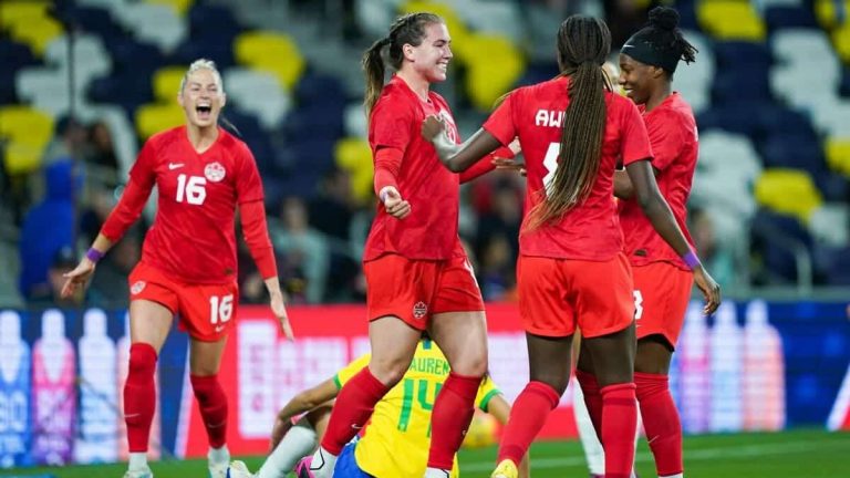 Équipe féminine de football au Canada obtient l'égalité de salaire après la grève.