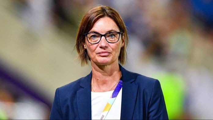Corinne Diacre s'accroche à son poste de sélectionneuse de l'équipe de France féminine de football.