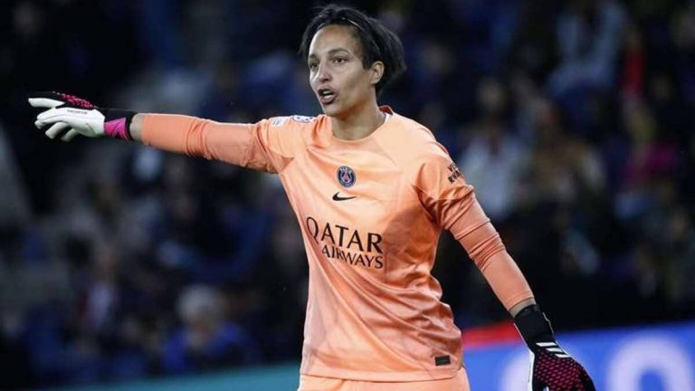 Sarah Bouhaddi pour un retour en équipe de France féminine.