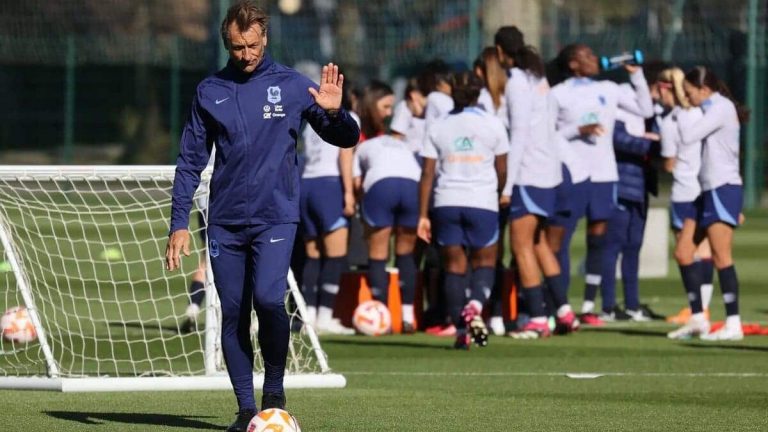 Hervé Renard, Amel Majri et les joueuses maman en équipe de France.