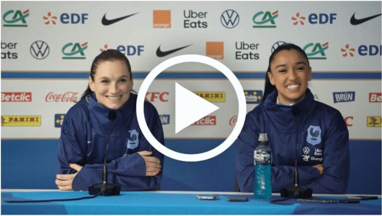 Sakina Karchaoui et Léa Le Garrec en conférence de presse des Bleues.