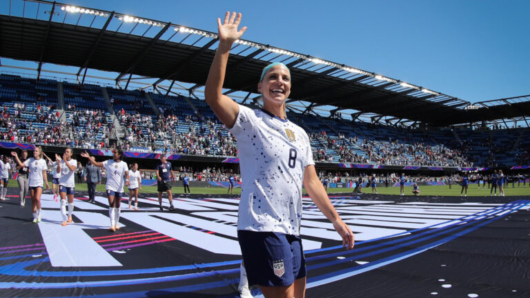 Julie Ertz Etats-Unis féminine féminin amical