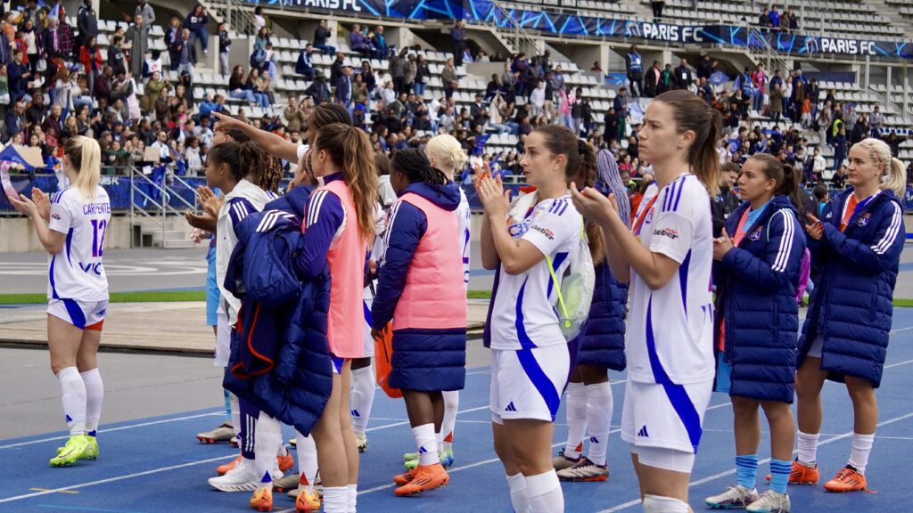 Les joueuses de l'OL remercient le public présent lors du match du Paris FC face à l'OL -Arkema Première Ligue 2024 - © Clémence ALLAIN