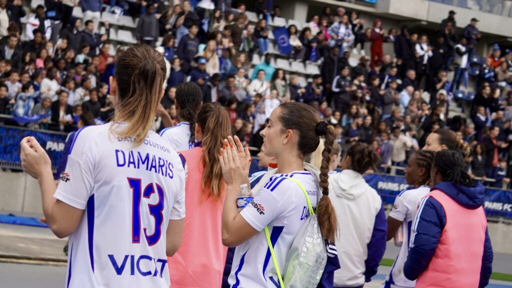 Les joueuses de l'OL remercient le public présent lors du match du Paris FC face à l'OL -Arkema Première Ligue 2024 - © Clémence ALLAIN