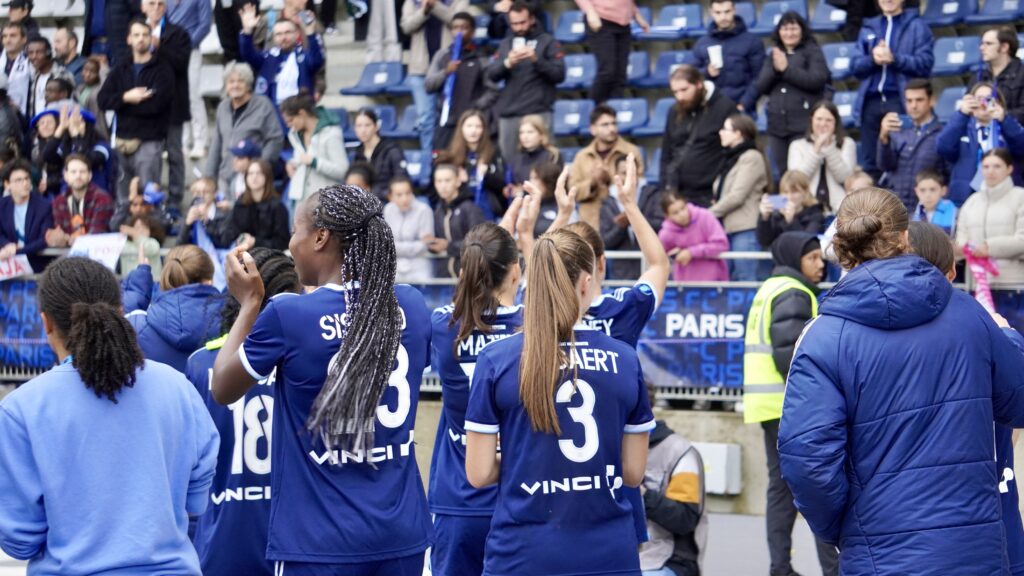 Les joueuses du Paris FC remercient le public présent lors du match du Paris FC face à l'OL -Arkema Première Ligue 2024 - © Clémence ALLAIN