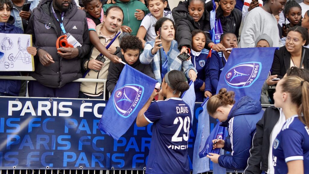 Les joueuses du Paris FC remercient le public présent lors du match du Paris FC face à l'OL -Arkema Première Ligue 2024 - © Clémence ALLAIN