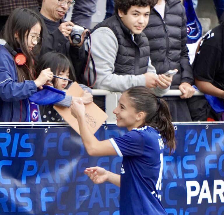 Clara Mateo du Paris FC remercie le public présent lors du match du Paris FC face à l'OL -Arkema Première Ligue 2024 - © Clémence ALLAIN