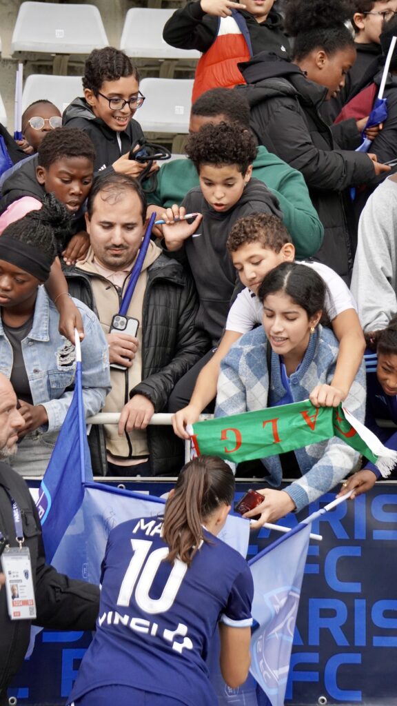 Clara Mateo du Paris FC remercie le public présent lors du match du Paris FC face à l'OL -Arkema Première Ligue 2024 - © Clémence ALLAIN