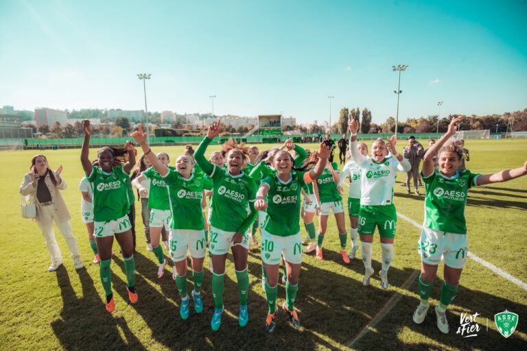 Joie des joueuses du ASSE après la victoire face au Paris FC