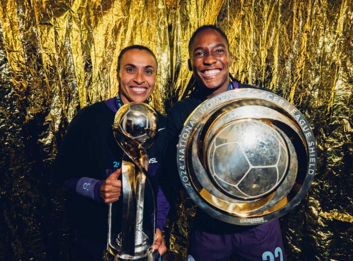 Orlando Pride Marta Banda avec Shield et trophée de NWSL