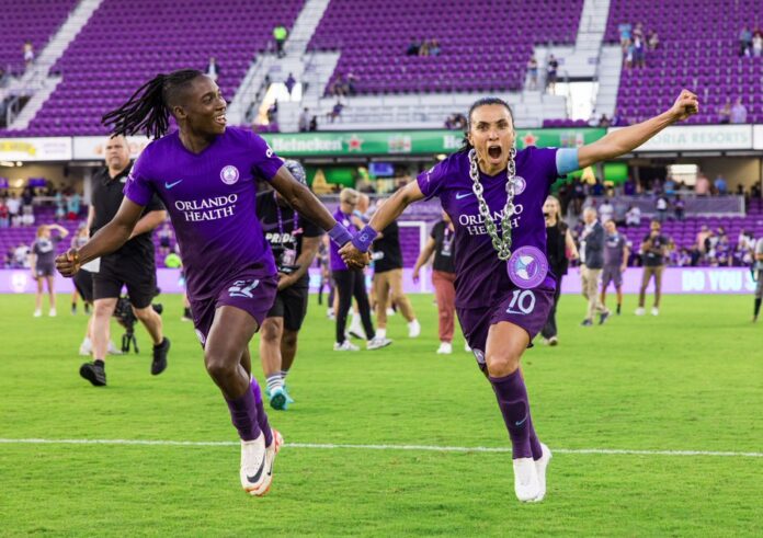 Joie de Orlando Pride et ses joueuses Marta et Banda après leur victoire en demi-finale de NWSL 2024