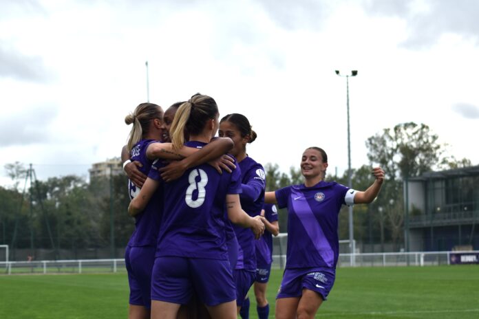 Rassemblement des joueuses du TFC, heureuses après avoir marqué un but face à l'OGC Nice le 10 novemvre 2024