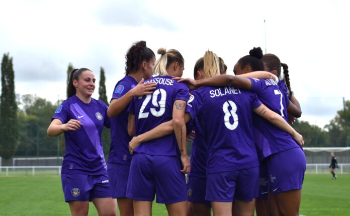 Rassemblement des joueuses du TFC, heureuses après avoir marqué un but face à l'OGC Nice le 10 novemvre 2024