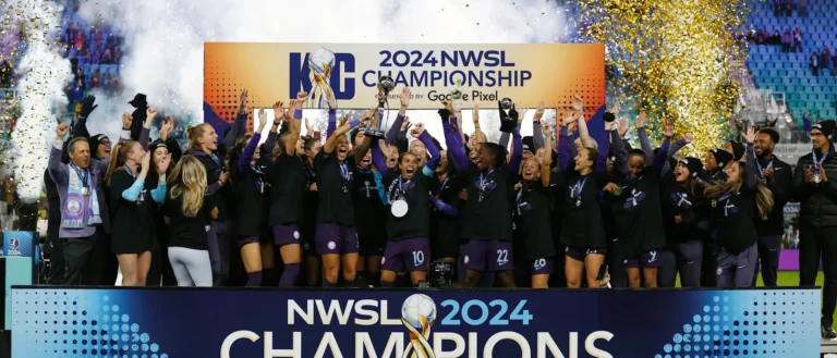 Victoire d'Orlando Pride lors des playoffs de NWSL 2024. Les joueuses célèbrent cette victoire avec le trophée