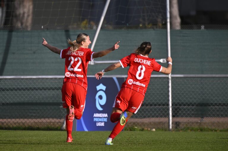 Lola Gstalter de Montpellier célèbre un but inscrit face à l'ASSE