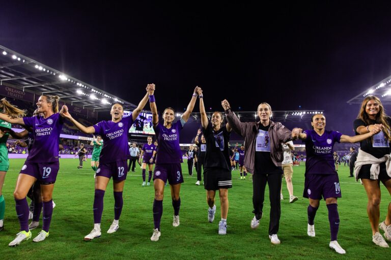 Joeuses d'Orlando Pride qui remercient leur public après leur qualification en demi-finales des playoffs de NWSL