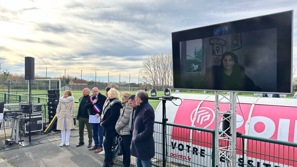 Marinette Pichon présente en visioconférence lors de l'inauguration d'un terrain synthétique baptisé Marinette Pichon dans la Ville de Bergerac