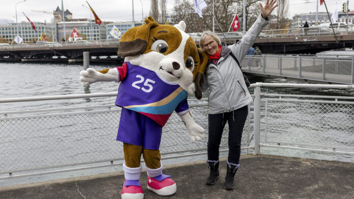 Maddli mascotte de l'UEFA Women's Euro 2025 avec Madeleine Boll, pionnière du football féminin en Suisse