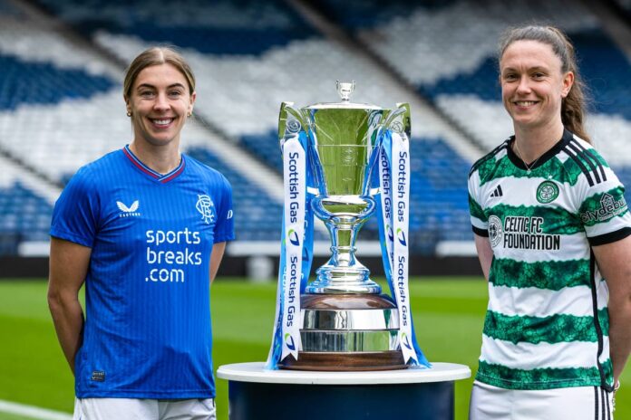 Les Capitaines des Rangers et du Celtic devant le trophée de la Coupe d'Ecosse