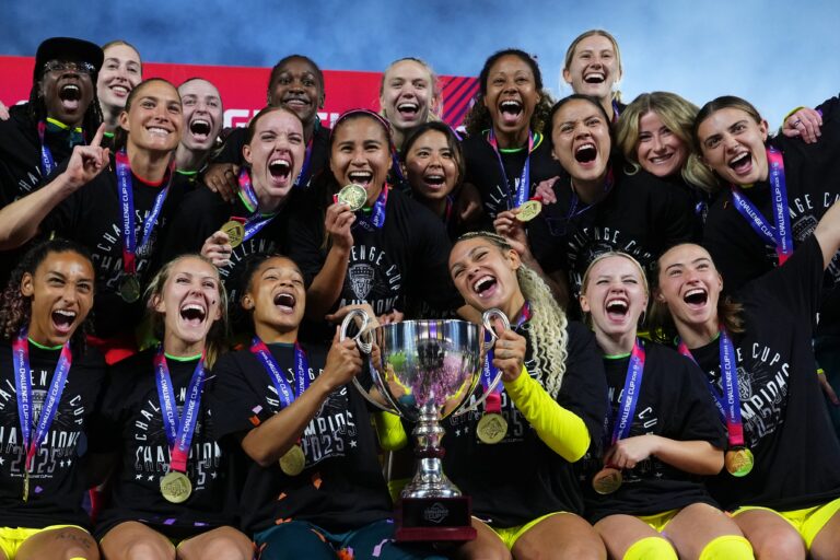 NWSL Challenge Cup 2025 Célébration du Washington Spirit avec le trophée