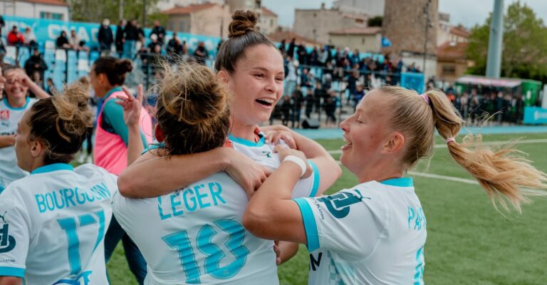 OM féminine féminin