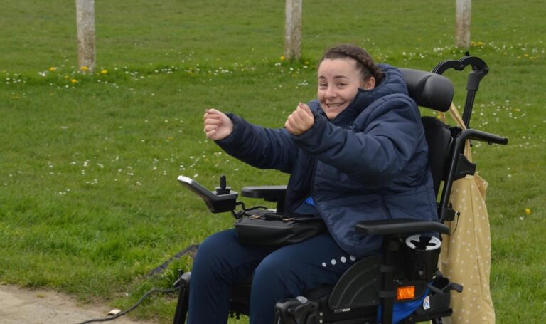 Laura Celos : une éducatrice en fauteuil qui fait rayonner le football féminin