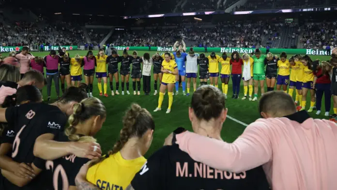 Rassemblement des joueuses d'Angel City FC et Utah Royals à la fin du match pour prier et témoigner leur soutien à la défenseure Savy King qui s'est écroulé en plein match