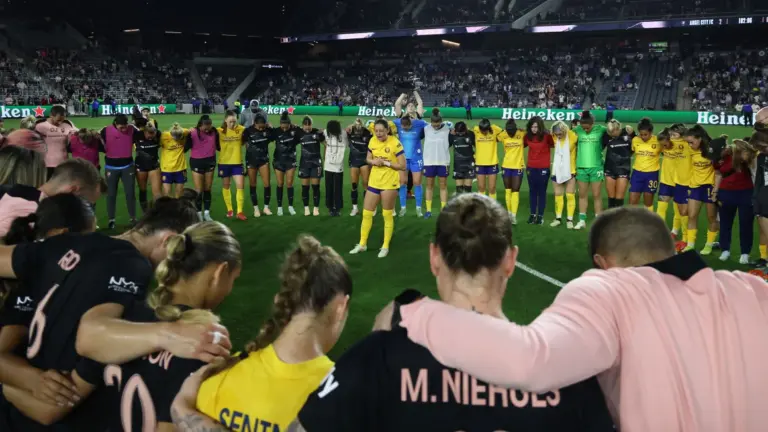 Rassemblement des joueuses d'Angel City FC et Utah Royals à la fin du match pour prier et témoigner leur soutien à la défenseure Savy King qui s'est écroulé en plein match