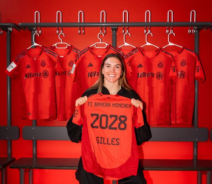 Vanessa Gilles a rejoint le Bayern Munich. On la voit assise sur un banc de vestiaire tenir son maillot d ela signature avec 