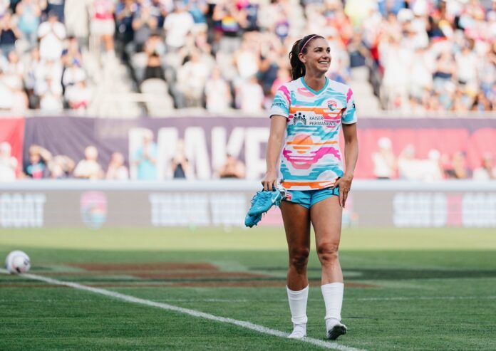 Alex Morgan dernier match avec San Diego Wave FC. Elle a retiré ses crampons et marche sur le terrain une dernière fois