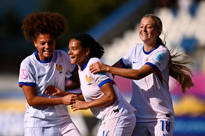 Les Bleuettes fêtent le but de Kenza Dufour qui leur a permis de se défaire de l'Italie dans l'Euro U19 2025