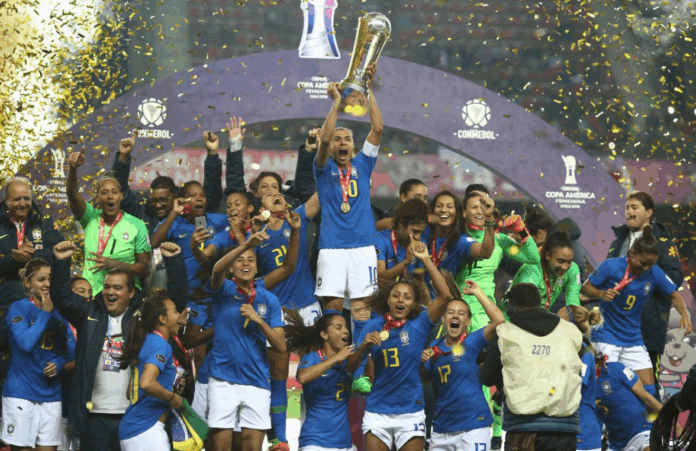 Brésil vainqueur de la Copa América 2022 célèbre leur titre en équipe avec Marta qui soulève le trophée