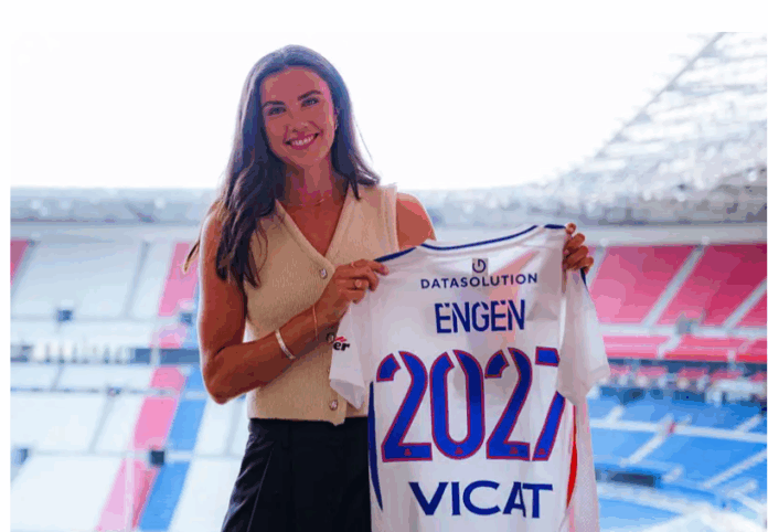 Ingrid Engen pose avec le maillot de l'Olympique Lyonnais