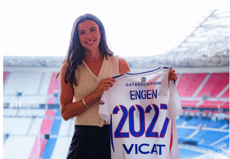 Ingrid Engen pose avec le maillot de l'Olympique Lyonnais