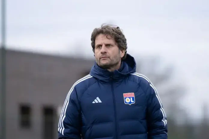 Joe Montemurro en tenu de sélectionneur de l'OL Lyonnes (ex OL Féminin) qui devient aujourd'hui le sélectionneur de l'Australie