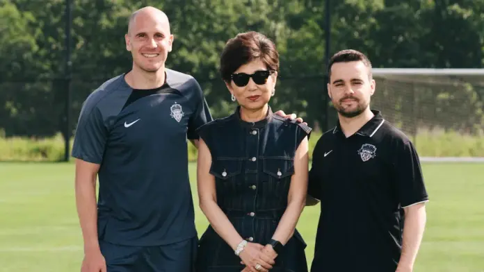 Jonatan Giráldez à droite devient le sélectionneur de l’OL Lyonnes, Adrián González à gauche est promu sélectionneur chef au Washington Spirit et Michele Kang actionnaire majoritaire des deux clubs de football se tient au milieu