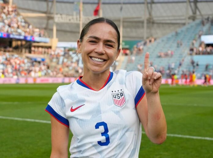 Lo'eau LaBonta souriante après sa première sélection avec les Etats-Unis
