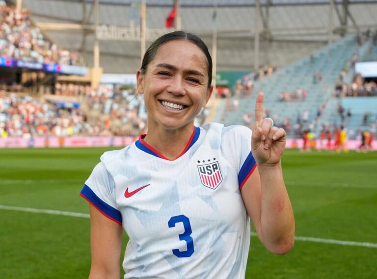 Lo'eau LaBonta souriante après sa première sélection avec les Etats-Unis