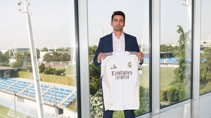 Pau Quesada nouvel entraîneur du Real Madrid féminin pose avec ses nouvelles couleurs